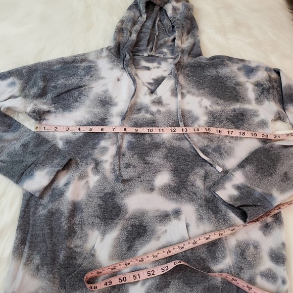 NWT MSRP $55 Theo & Spence Medium Tie Dye V-Neck Hoodie - Picture 5 of 8
